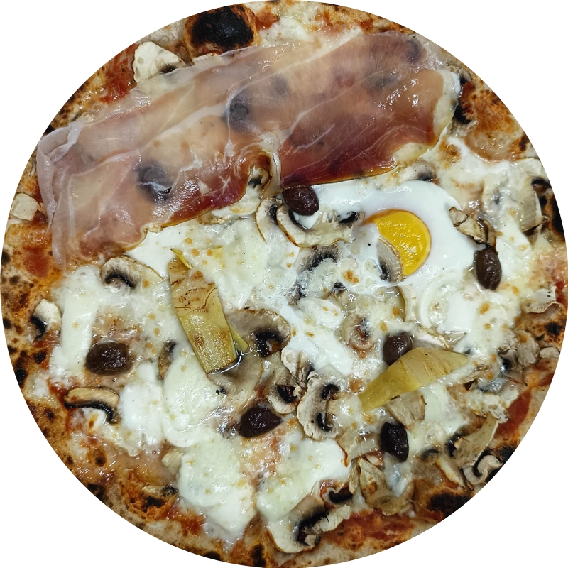 Chi Siamo Pizza capricciosa con prosciutto, funghi, carciofi e olive su impasto artigianale