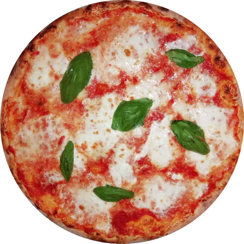 Chi Siamo Pizza margherita con pomodoro, mozzarella e basilico su impasto artigianale