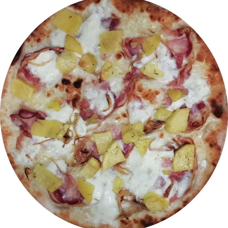 Chi Siamo Pizza con patate e pancetta croccante su impasto artigianale